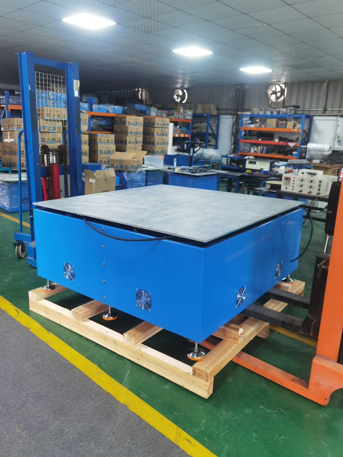 勤卓150*150cm的电磁振动台发往军工企业 /static/upload/image/20251027/1761565702166772.jpg